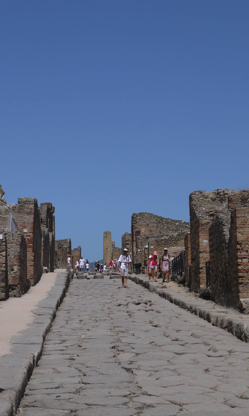 Pompeii trip - high street