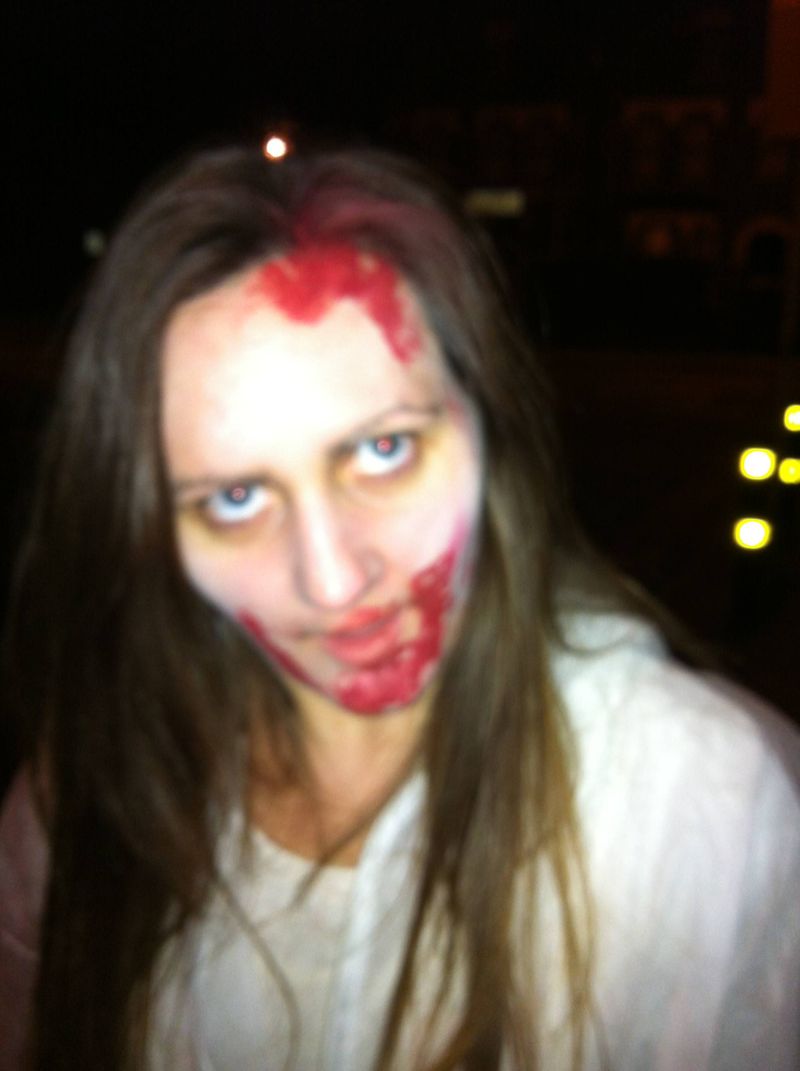 Amy as a zombie in 2.8 hours later