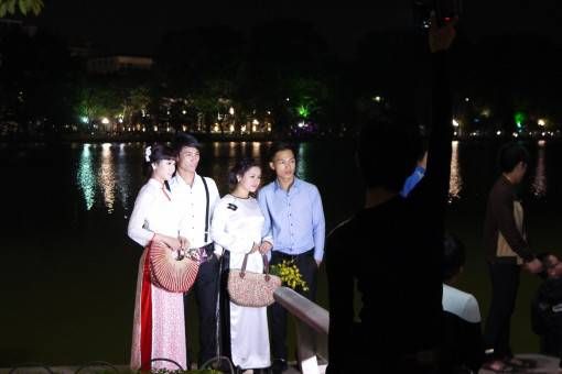 Wedding Photo Shoot at Hoan Kiem Lake in Hanoi