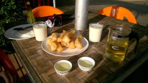 Donuts, soy bean milk and oolong tea - breakfast in Mae Salong 