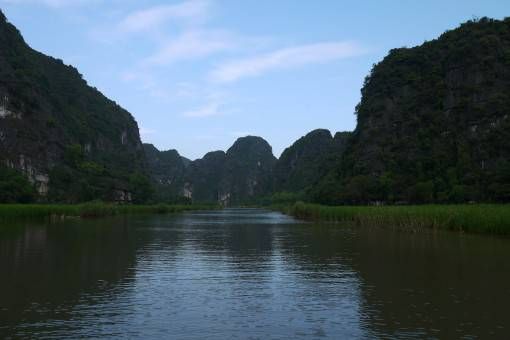 The river and mountains in Tam Coc