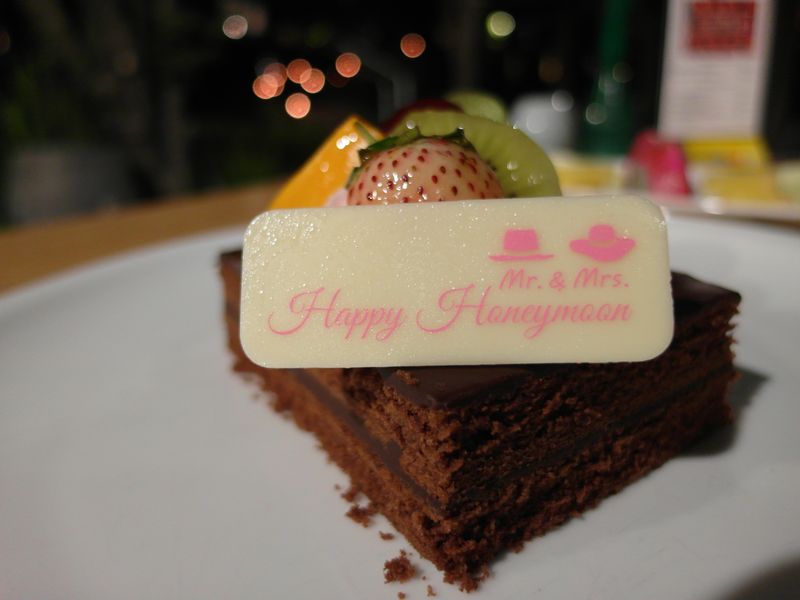 Honeymoon cake they provide at our room. - Picture of Eastparc Hotel  Yogyakarta, Depok - Tripadvisor