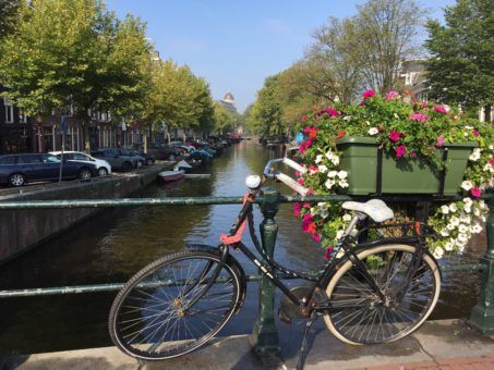 uma bicicleta pelo canal em Amsterdã, Holanda